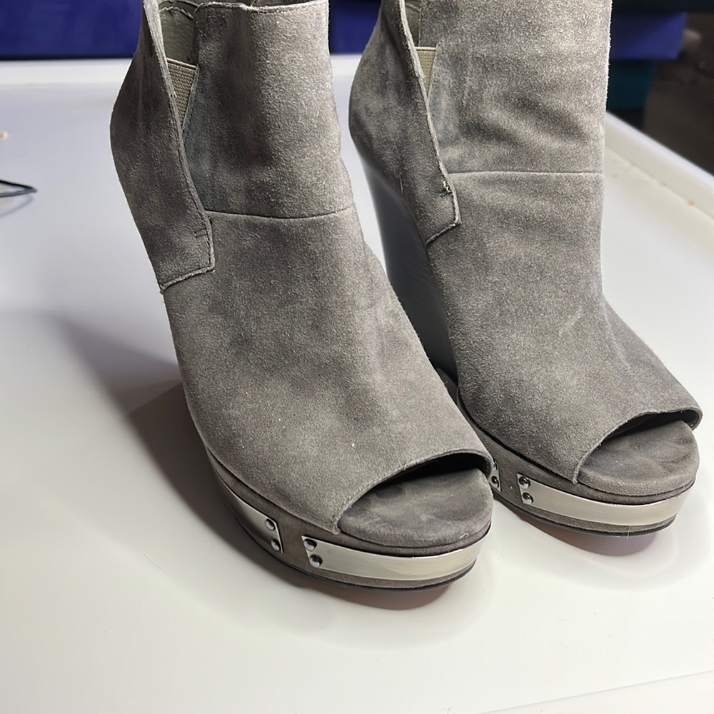 VINCE CAMUTO grey suede wedges! Size 7